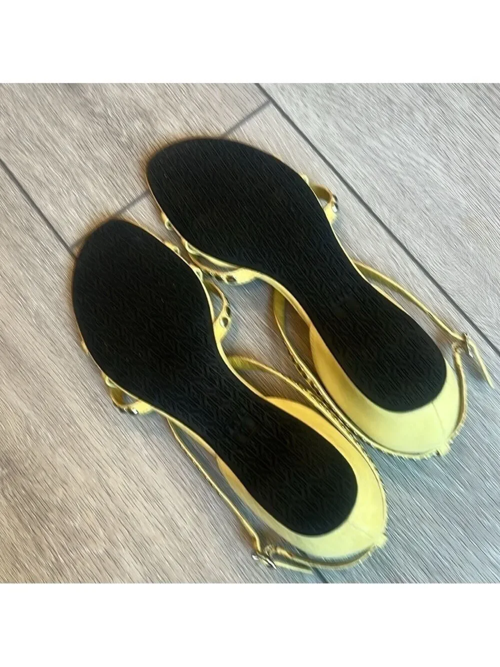 Frye Margot yellow studded leather cross strap sandals size 9